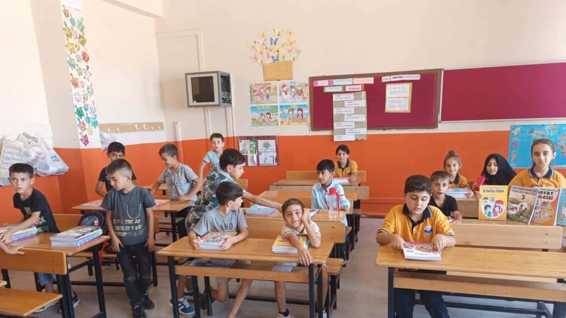 2025-2026 EĞİTİM ÖĞRETİM YILINA ÖĞRENCİLERİMİZİN KİTAPLARINI DAĞITARAK BAŞLADIK..